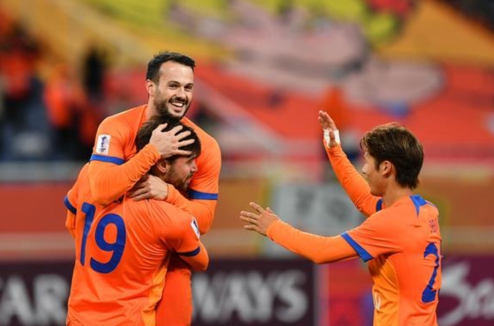 包含巴黎暗劲不减，成功赢得关键对决的词条